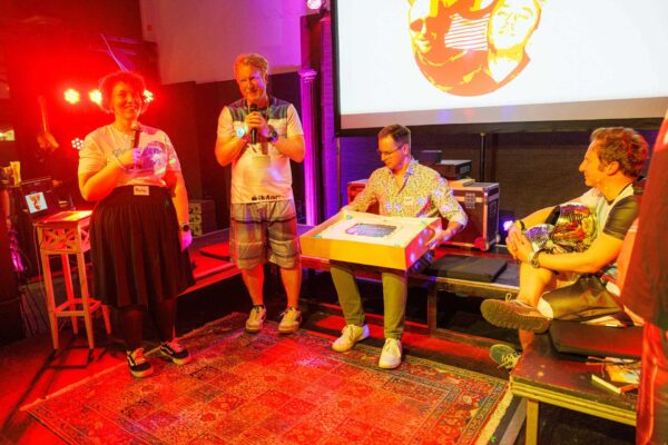 David-Hessler-überreicht-die-Geburtstagstorte