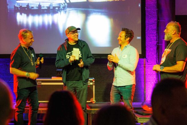 Der-Tombolagewinner-Holger-Köhler-von-Comspot-empfängt-seinen-Preis