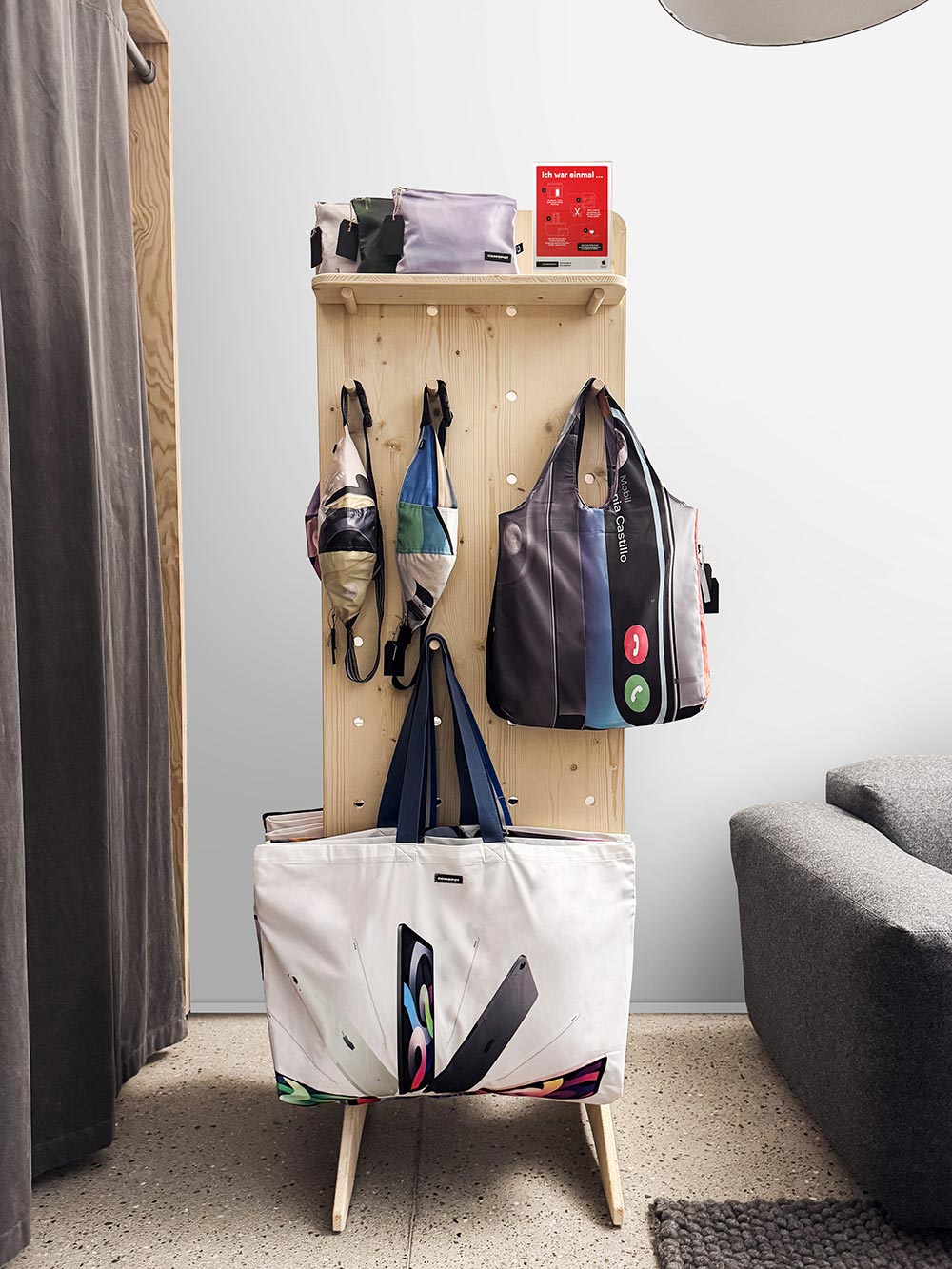 Vom Werbebanner zum Mode-Accessoire: Comspot frischt die Upcycling-Taschenkollektion auf