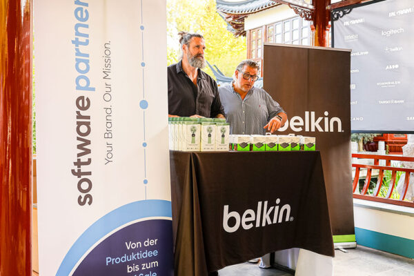 BT02_Tobias-Lipke-von-BELKIN-und-Markus-Lipke-von-Software-Partner-haben-eine-Überraschung-für-die-Gäste