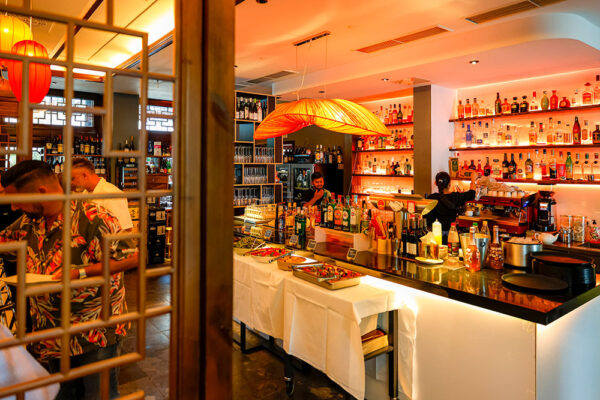 BT15_Die-Bar-hielt-erfrischende-Drinks-bereit