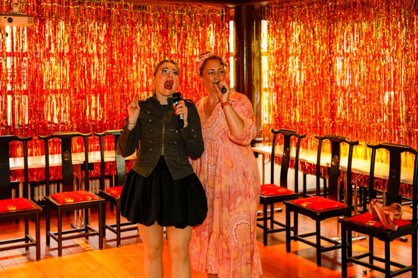 BT24_Laura-Wernik-und-Sabrina-Djau-vom-Byteclub-mit-einer-Karaoke-Einlage